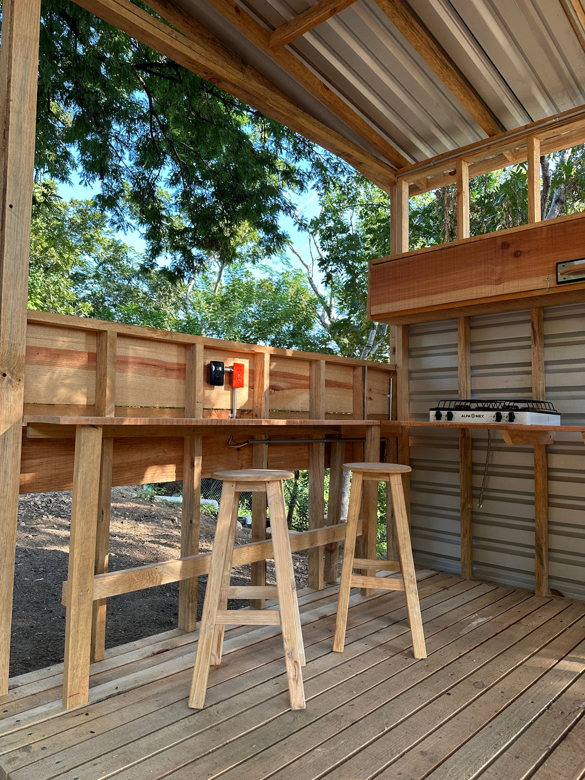 Cocina de campo. Barra, muebles y equipos por especificar.