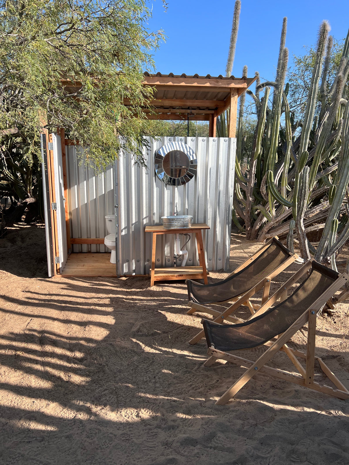 Baño de campo construido con madera y lámina. Obra de referencia.